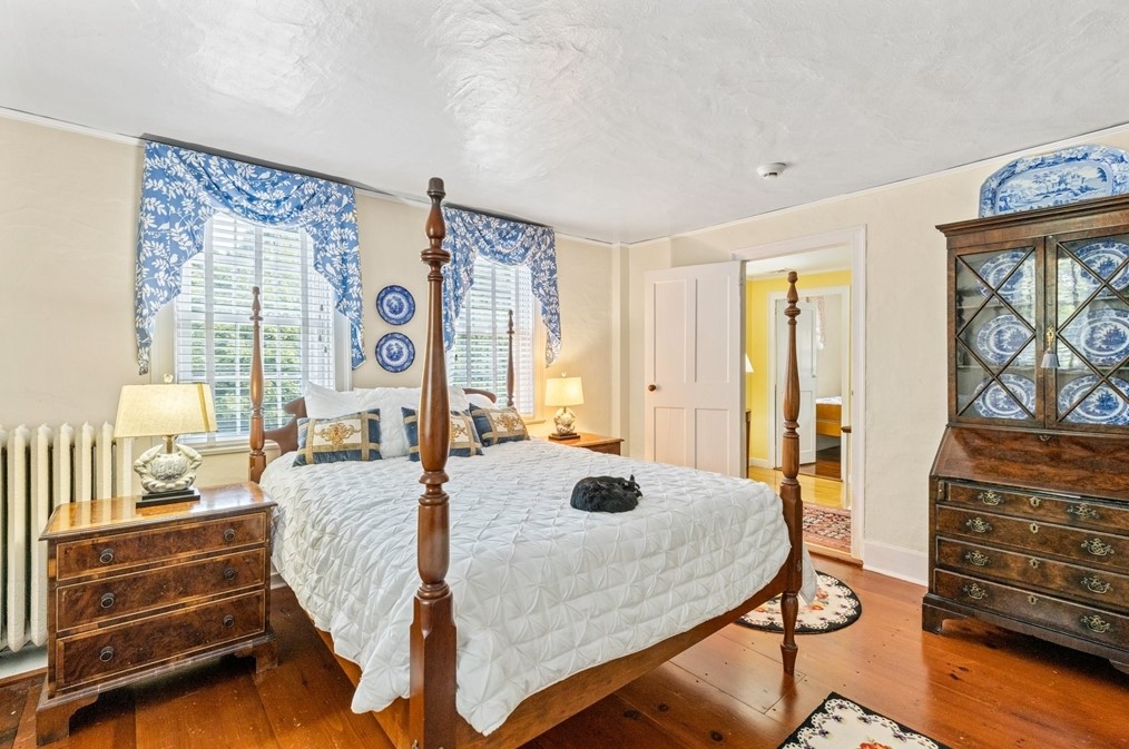 4259 Main St, Barnstable MA 02630-1140 exterior