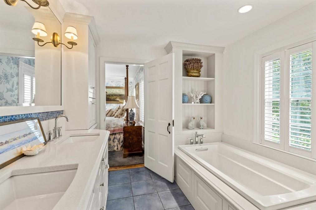 4259 Main St, Barnstable MA 02630-1140 exterior