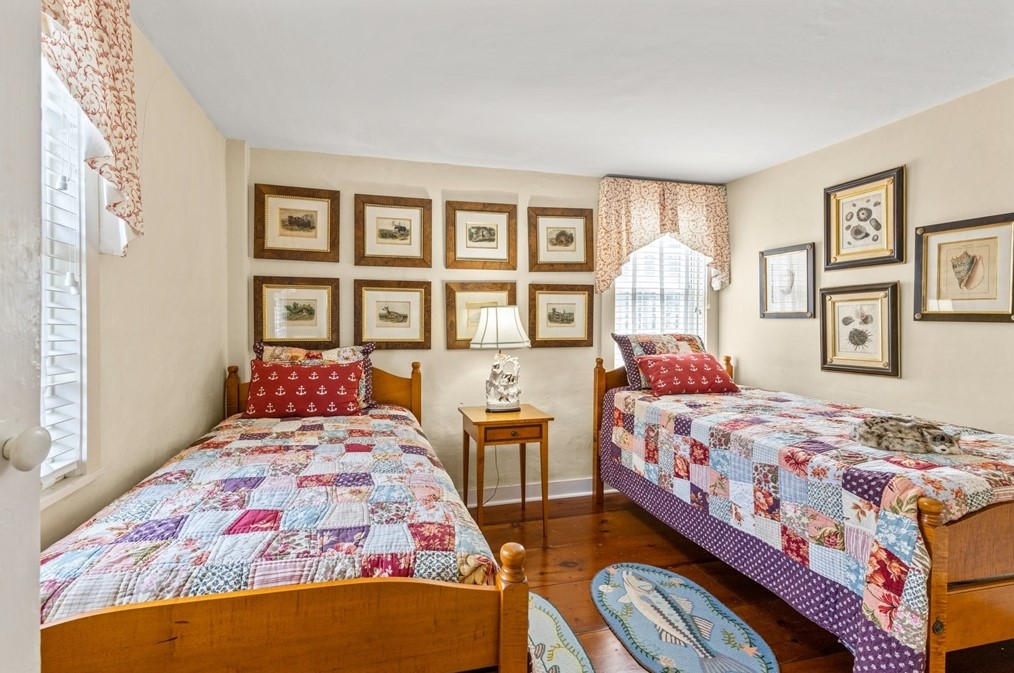 4259 Main St, Barnstable MA 02630-1140 exterior