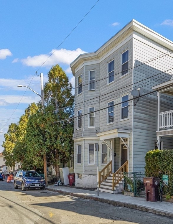 22-24 Linden St, Lowell, MA 01852