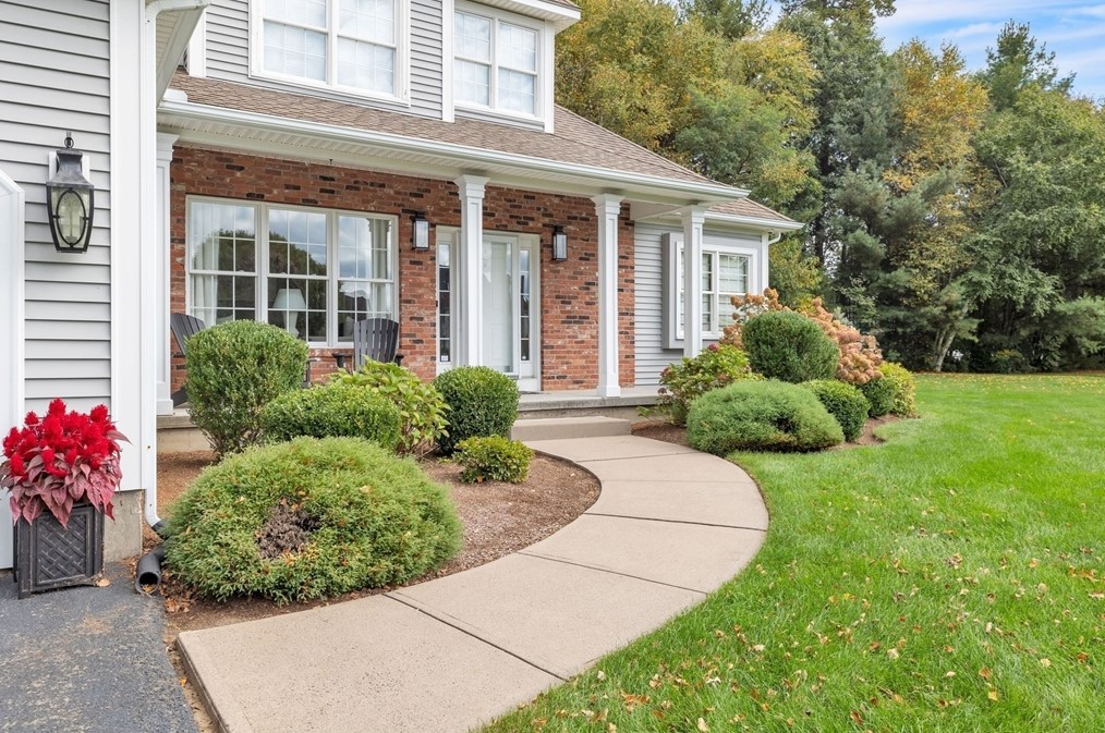 7 Camelot Ln, Montgomery, MA 01085