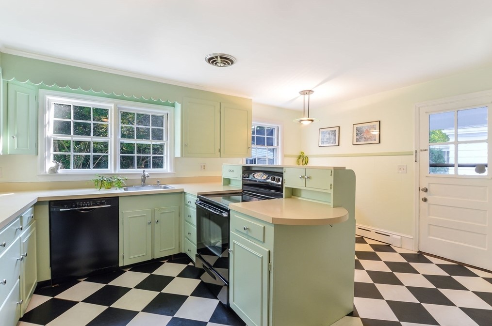 190 Plymouth St, New Bedford MA 02740-2256 exterior