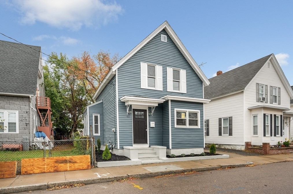 43 Blossom St, Lowell, MA 01852