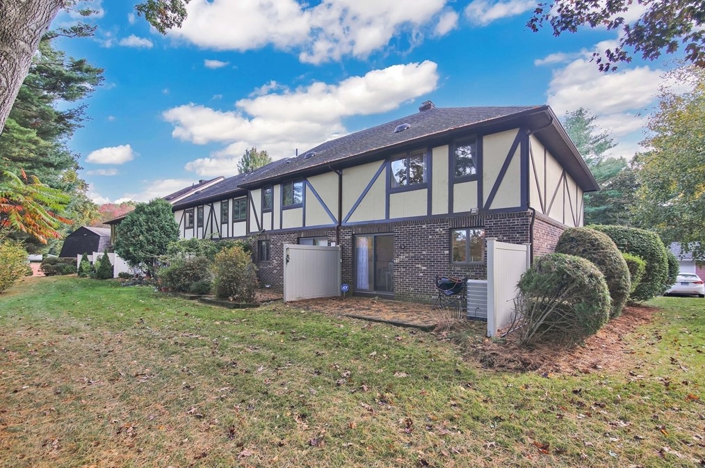 4 Mansion Woods Dr #a, Springfield, MA 01101