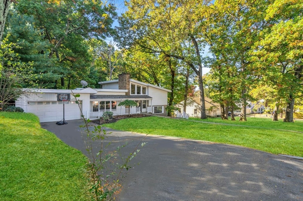 27 Overlook Dr, Springfield, MA 01118 exterior