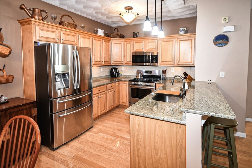 1002 Alyssa Dr, Groveland, MA 01834 exterior