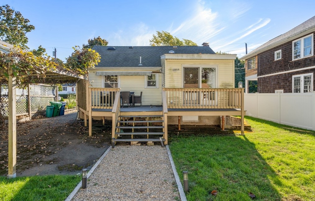 263 Riv St, Newton MA 02465-1435 exterior