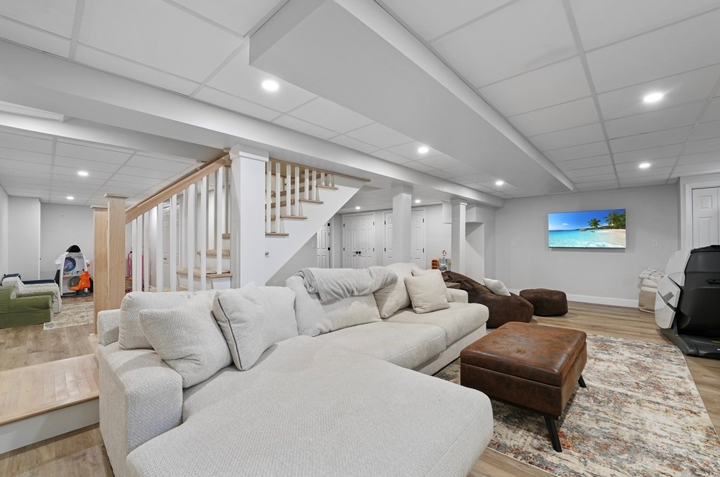 1 Sharon Ave, Dartmouth MA 02747-2334 exterior