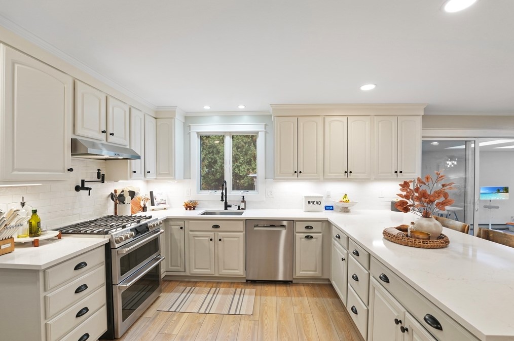 1 Sharon Ave, Dartmouth MA 02747-2334 exterior