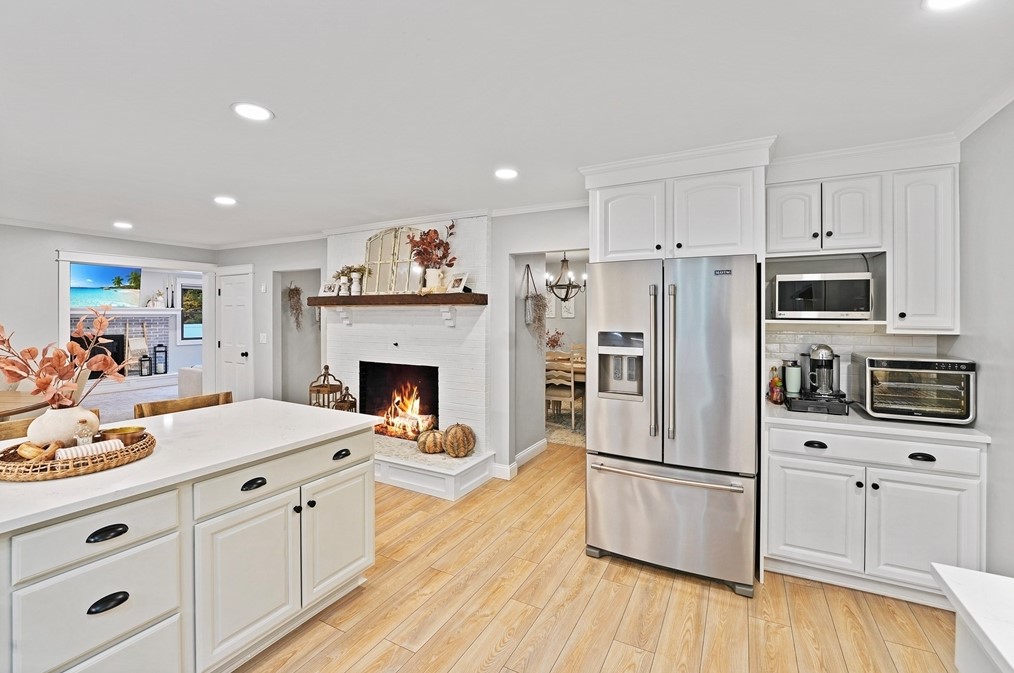 1 Sharon Ave, Dartmouth MA 02747-2334 exterior