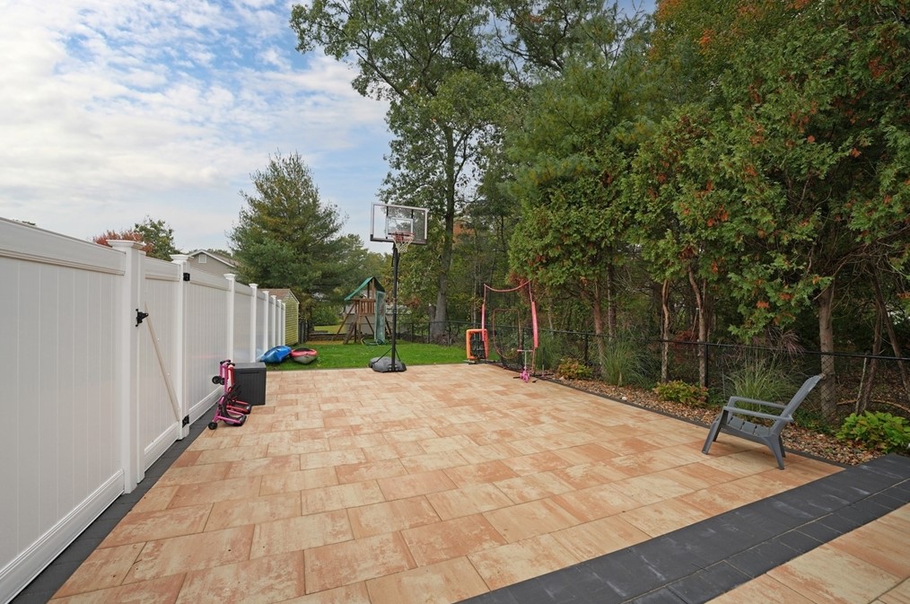 1 Sharon Ave, Dartmouth MA 02747-2334 exterior