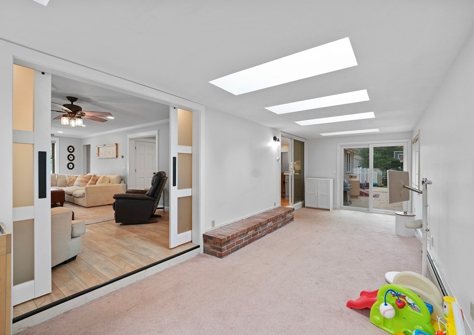 1 Sharon Ave, Dartmouth MA 02747-2334 exterior