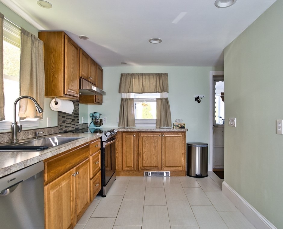 99 Alpha St, Dartmouth MA 02747-4005 exterior