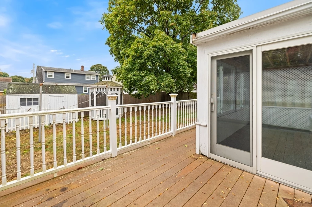 11 Elmwood Cir, Peabody MA 01960-4805 exterior