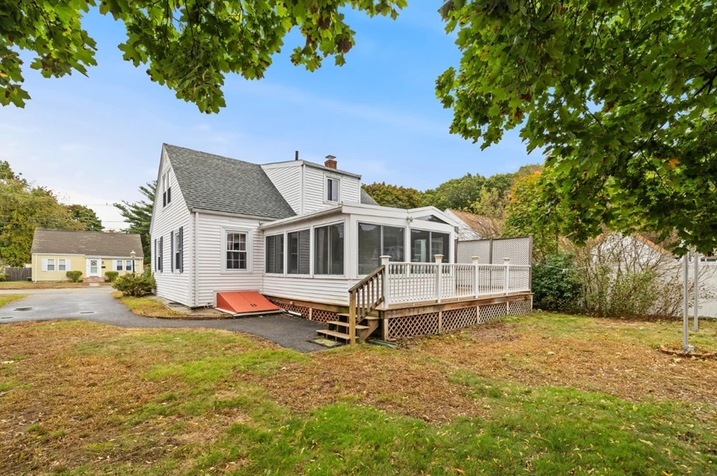 11 Elmwood Cir, Peabody MA 01960-4805 exterior