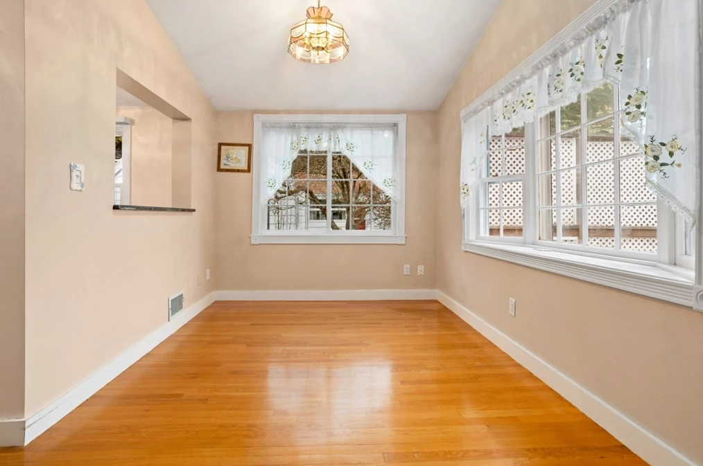 11 Elmwood Cir, Peabody MA 01960-4805 exterior