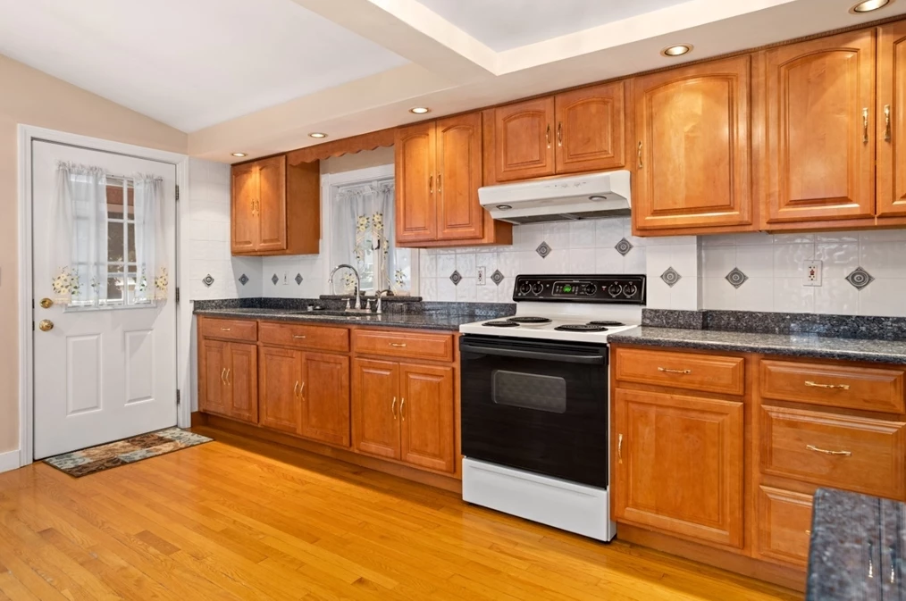 11 Elmwood Cir, Peabody MA 01960-4805 exterior