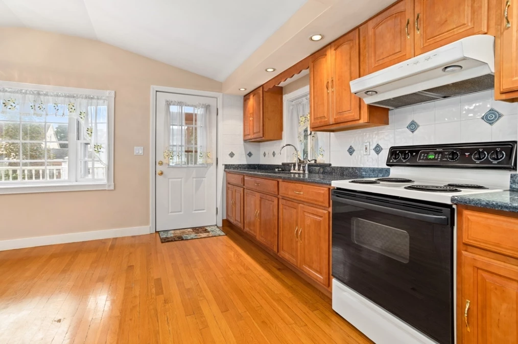 11 Elmwood Cir, Peabody MA 01960-4805 exterior