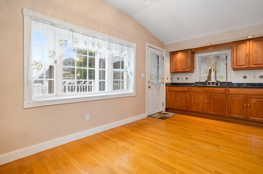 11 Elmwood Cir, Peabody MA 01960-4805 exterior