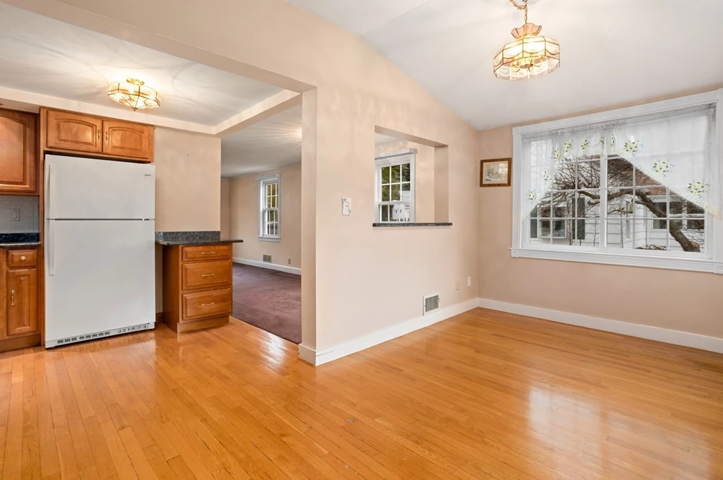 11 Elmwood Cir, Peabody MA 01960-4805 exterior