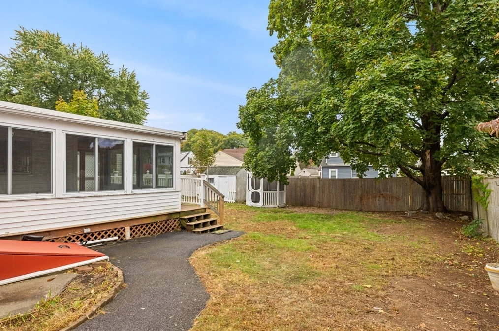 11 Elmwood Cir, Peabody MA 01960-4805 exterior