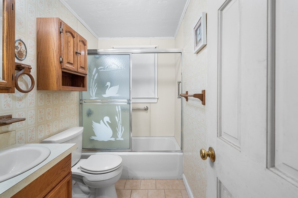 451 Pleasant St, Raynham MA 02767-1647 exterior