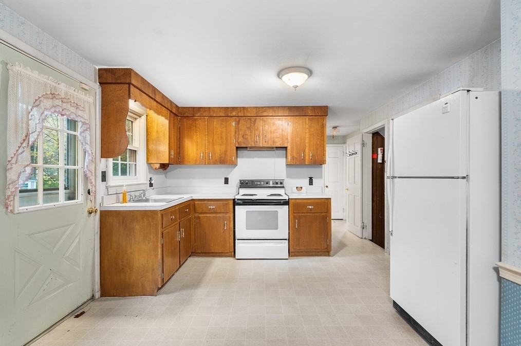 451 Pleasant St, Raynham MA 02767-1647 exterior