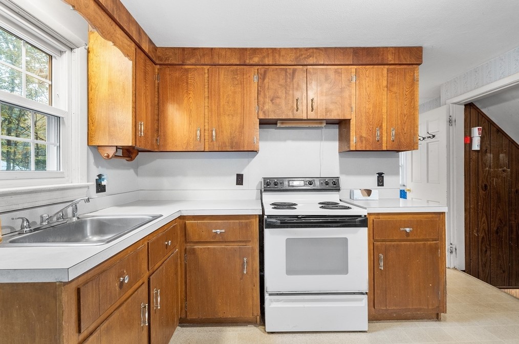 451 Pleasant St, Raynham MA 02767-1647 exterior