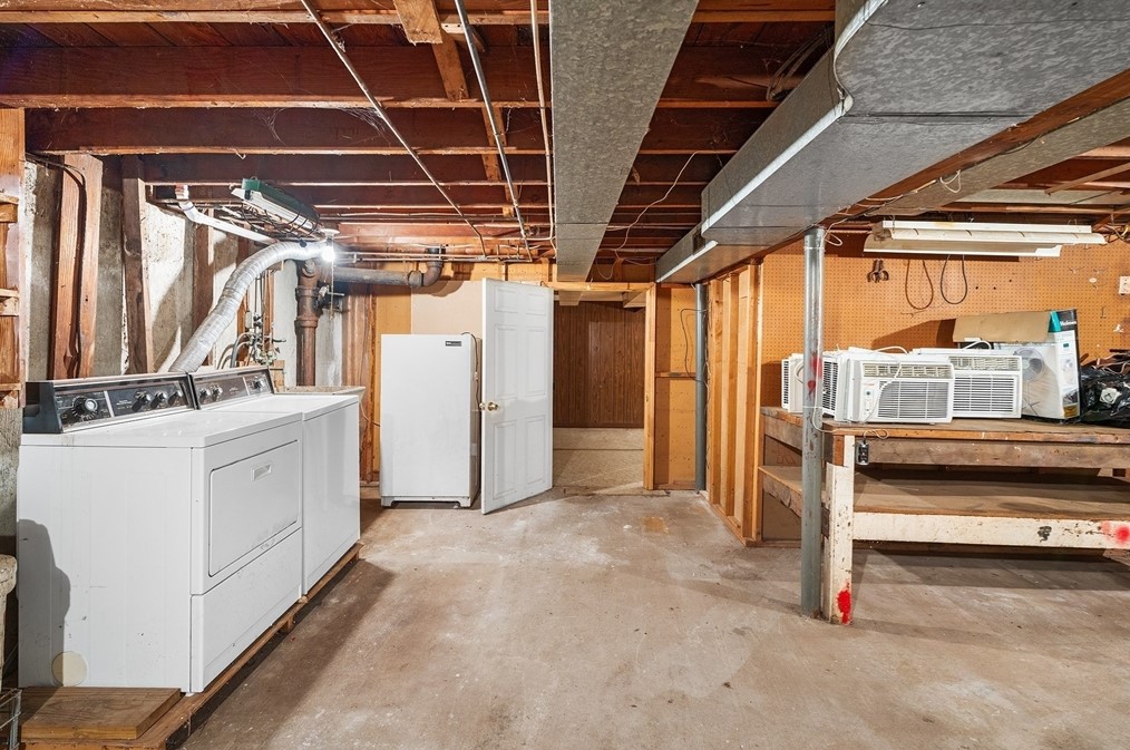 451 Pleasant St, Raynham MA 02767-1647 exterior