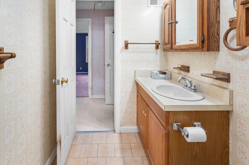 451 Pleasant St, Raynham MA 02767-1647 exterior