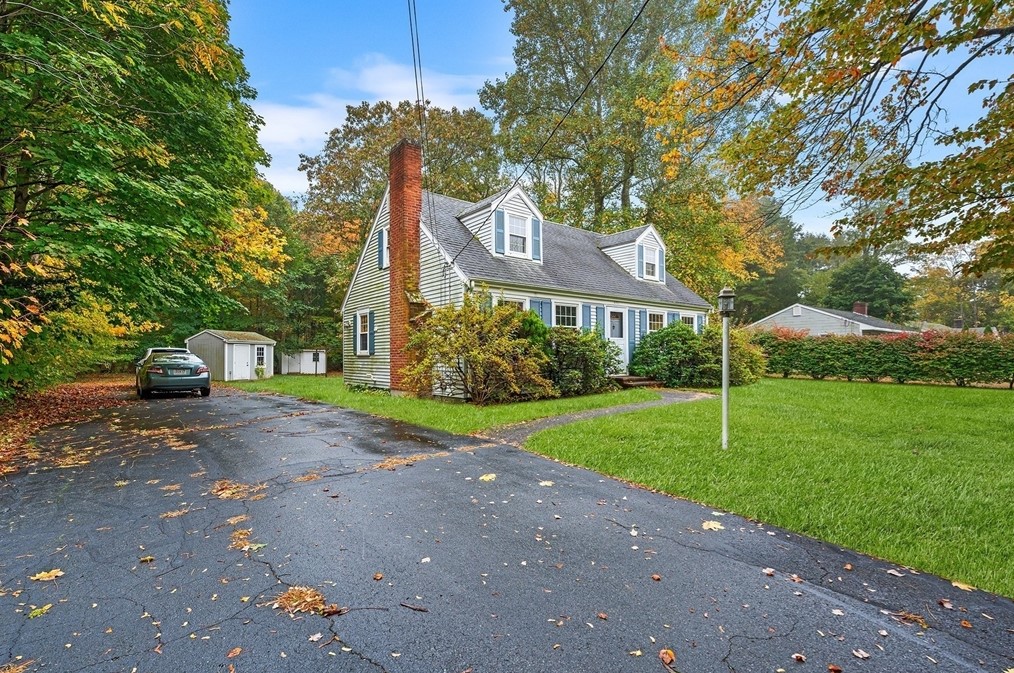 451 Pleasant St, Raynham MA 02767-1647 exterior