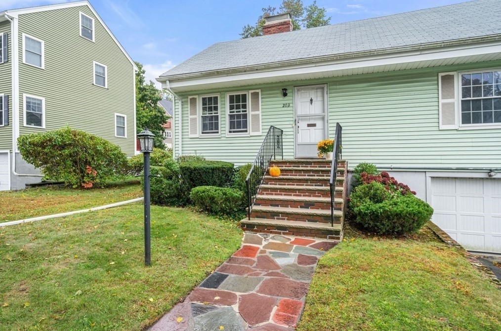 203 Renfrew St, Arlington MA 02476-7349 exterior