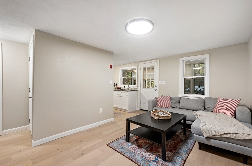 310 Douglas St, Uxbridge MA 01569-1111 exterior