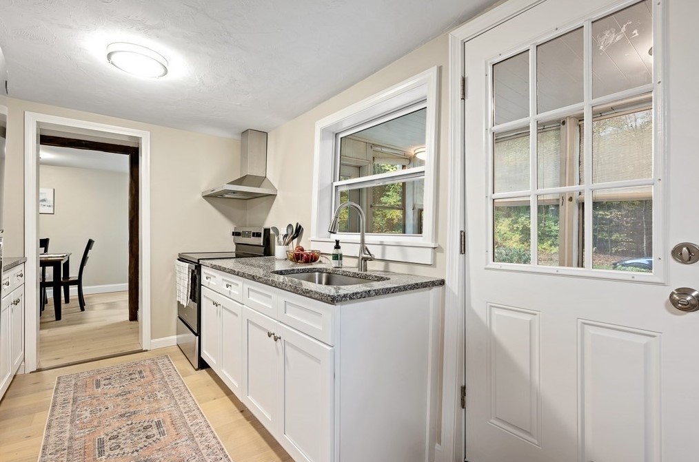 310 Douglas St, Uxbridge MA 01569-1111 exterior