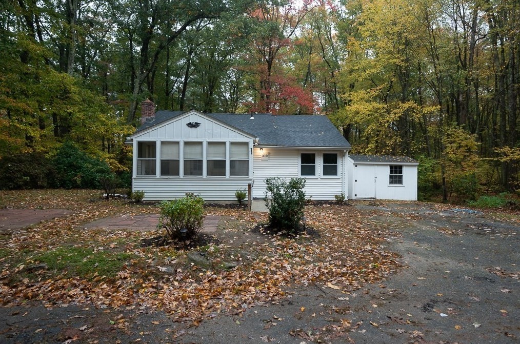 310 Douglas St, Uxbridge MA 01569-1111 exterior