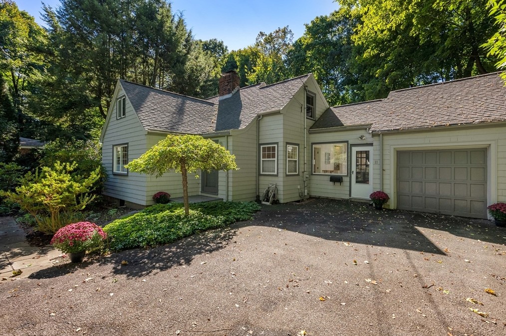11 Lorraine Cir, Newton, MA 02468