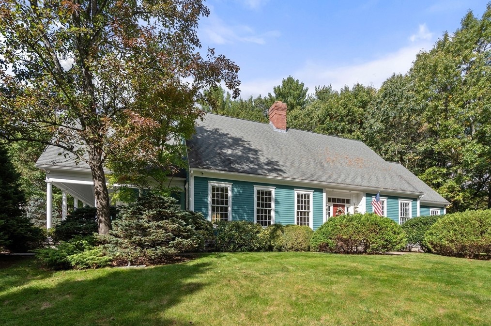 4 Village Green Ln, Holden, MA 01520