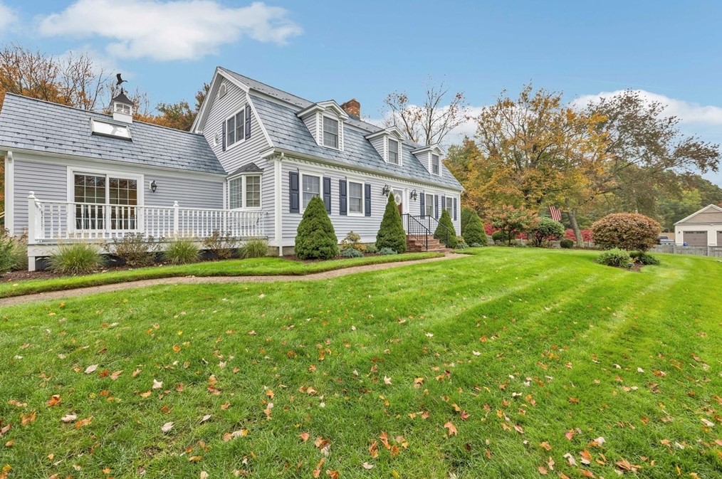 926 Main St, Raynham, MA 02767 exterior