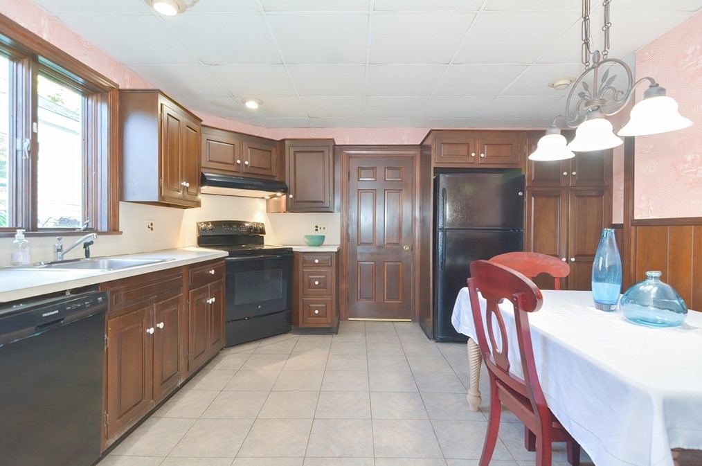 9 Phillips Cir, Swampscott MA 01907-2332 exterior