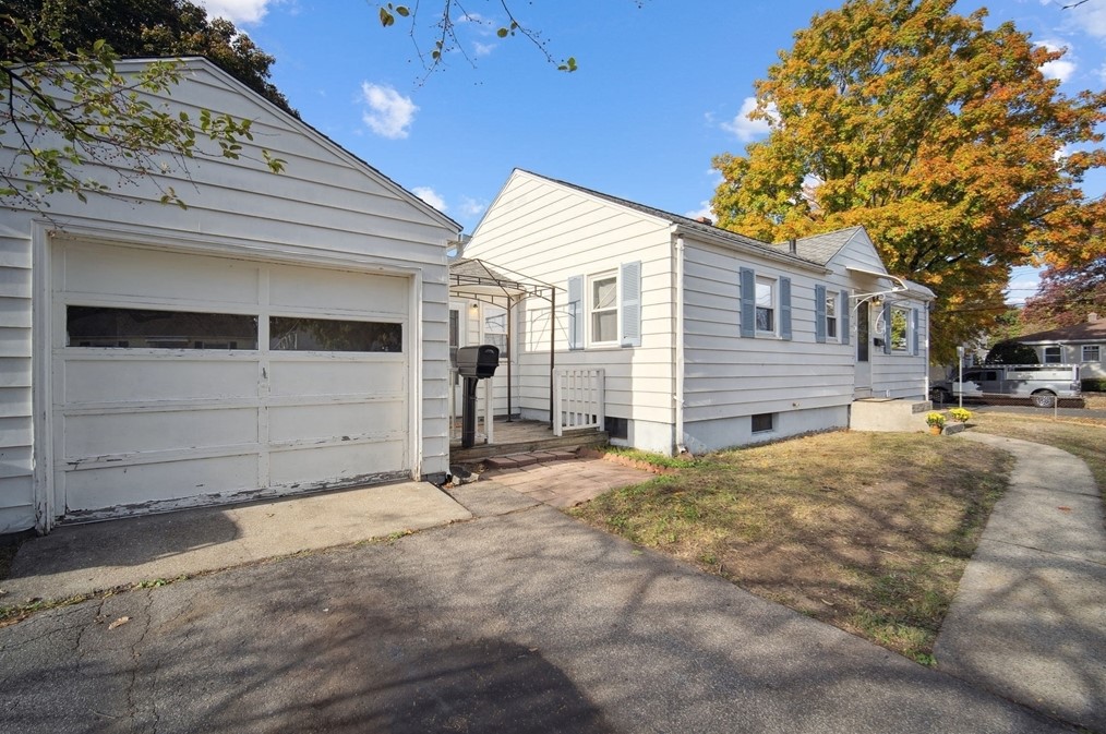 30 Ellen St, Springfield, MA 01104 exterior