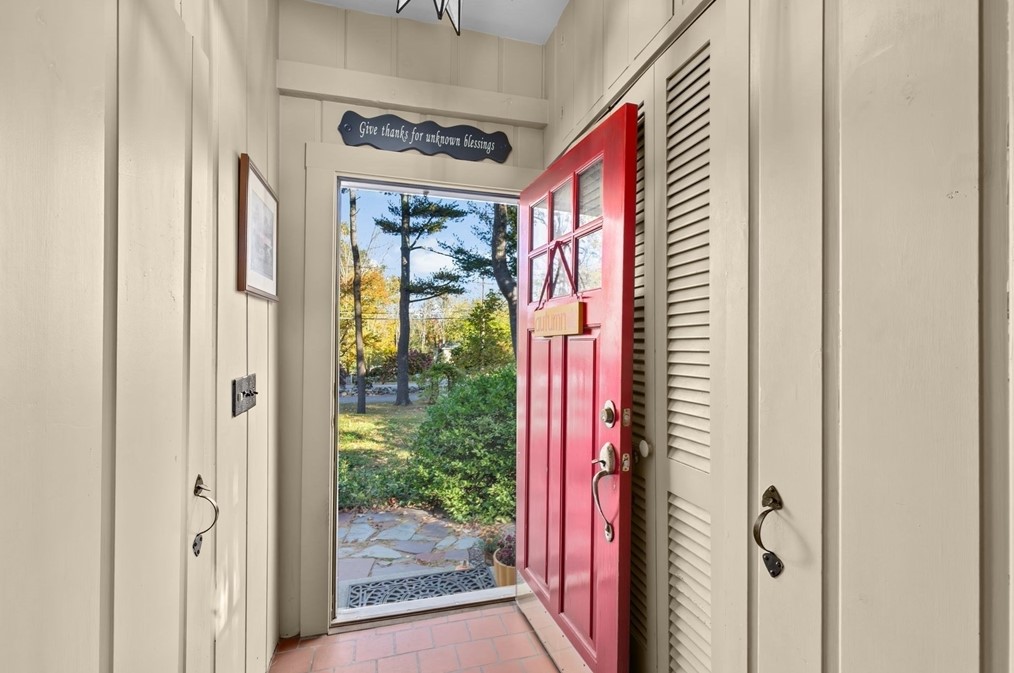 100 Old Oaken Bucket Rd, Hingham MA 02061-1330 exterior