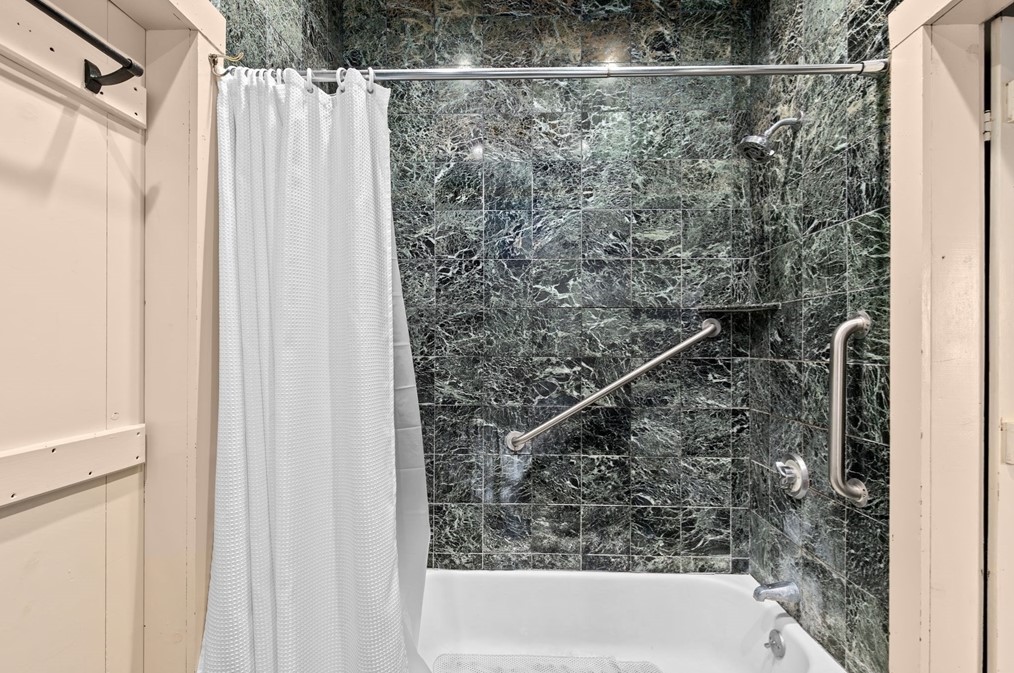 100 Old Oaken Bucket Rd, Hingham MA 02061-1330 exterior