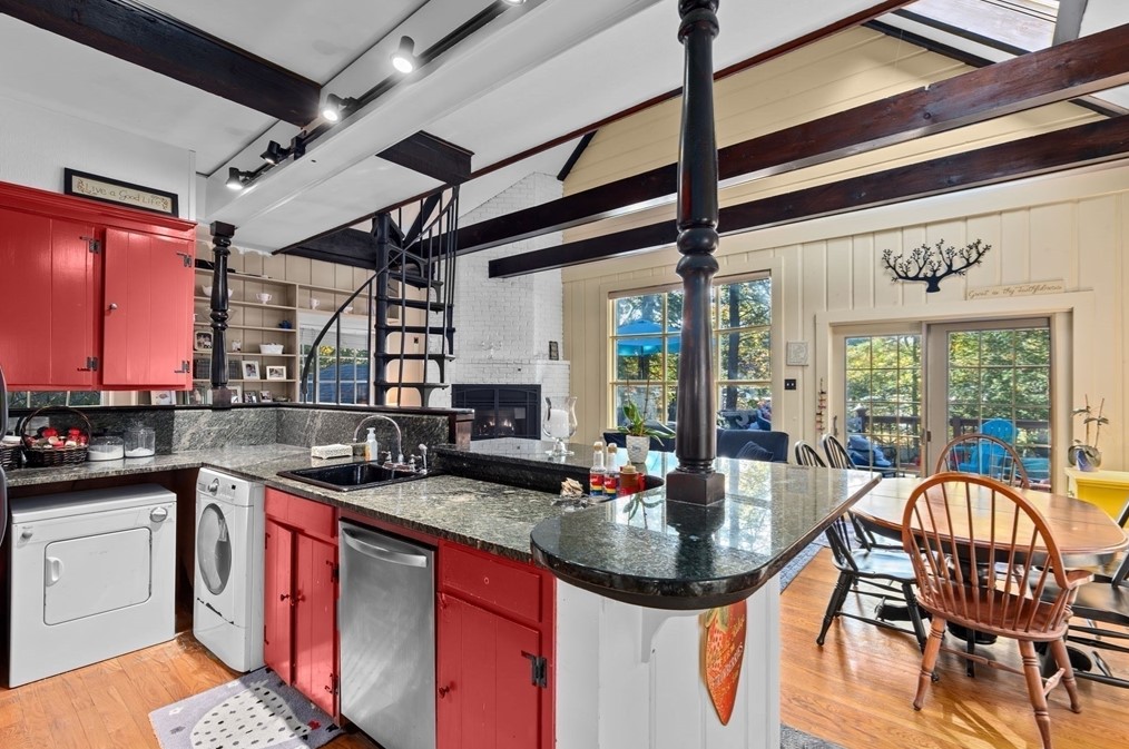 100 Old Oaken Bucket Rd, Hingham MA 02061-1330 exterior