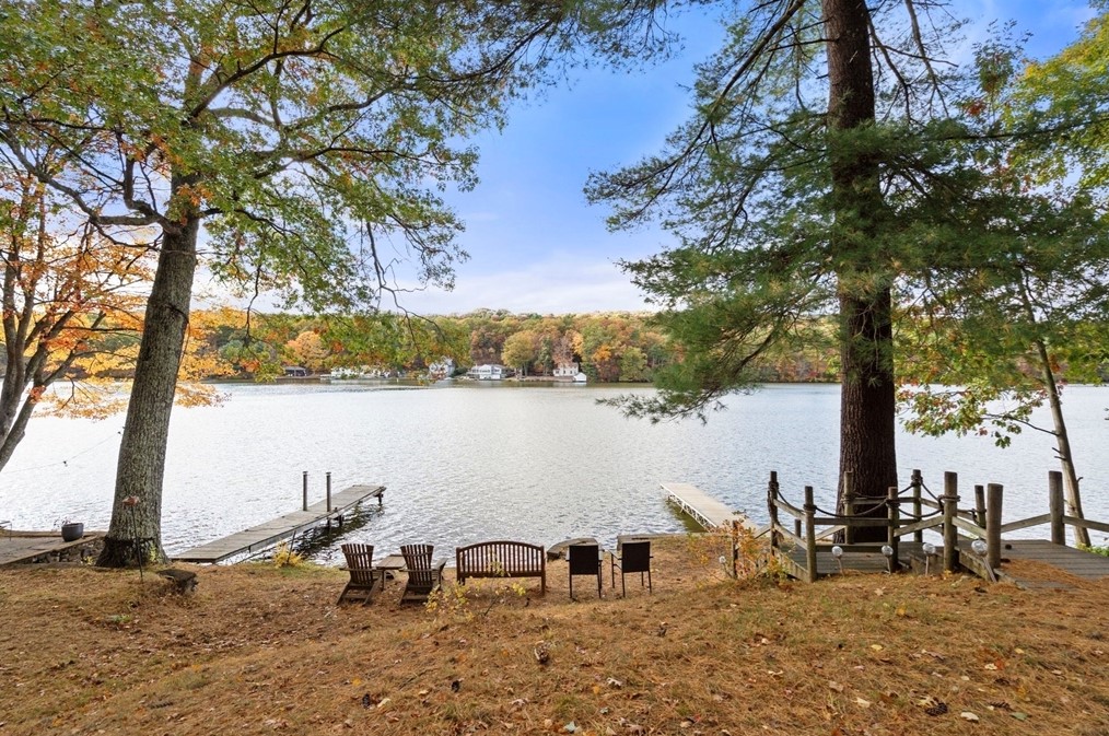 105 Shore Rd, Sturbridge, MA 01566