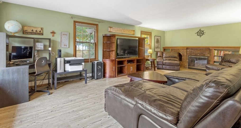 107 Mary Ln, East Bridgewater, MA 02324