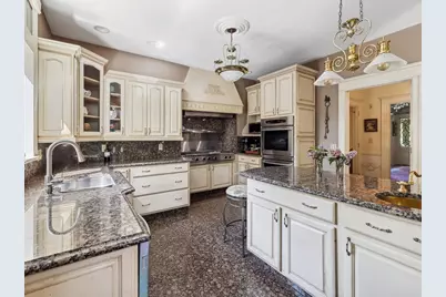 31 Lenox St, Worcester, MA 01602 - Photo 16