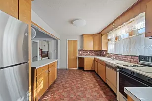 15 Chapman Ave, Holyoke, MA 01040 - Photo 8