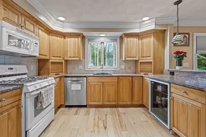 385 Sutton St #385, North Andover, MA 01845 - Photo 2