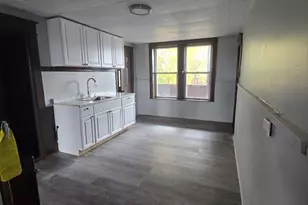 37 Clinton Ave, Holyoke, MA 01040 - Photo 2