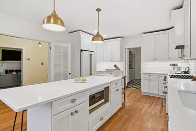 27 Lexington Ave, Holyoke, MA 01040 - Photo 10